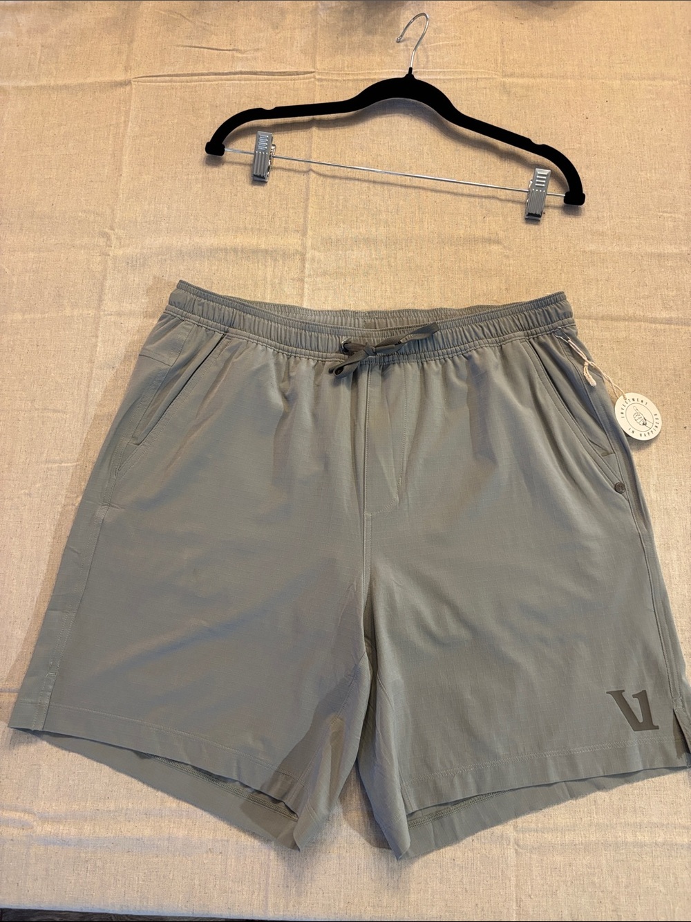 Vuori Men’s HardKore Short Lined 7” olive Size Large NWT